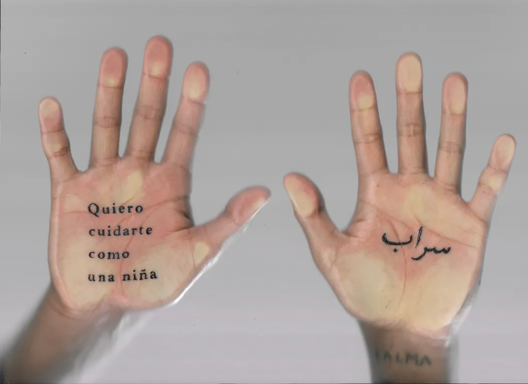 Manos con las frases tatuadas, de La sed sueña el camino al agua